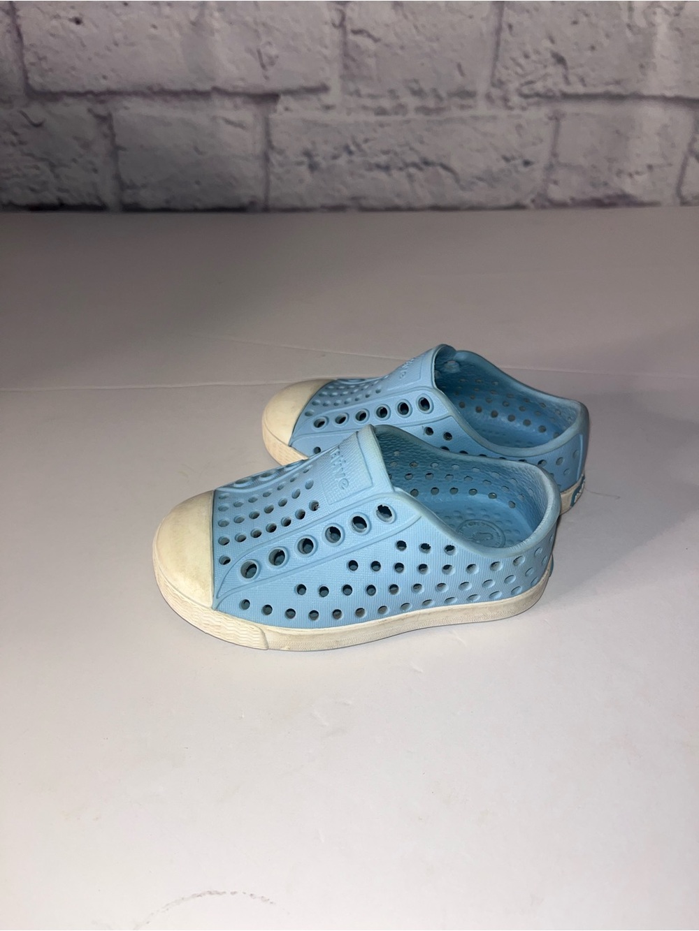 Native Kids Water Shoes in Light Blue with White Toe Jefferson size 4 toddler
